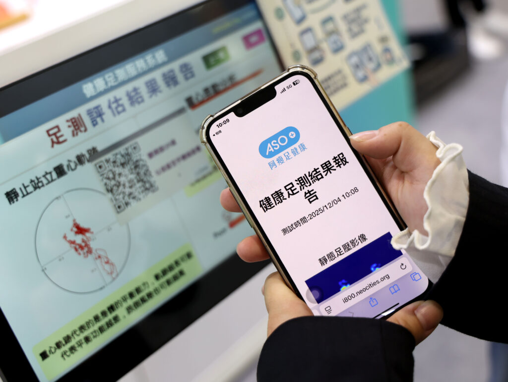 未來的行動力賦能生態圈由三大核心構成，提供完整且可擴張的健康管理流程。動態足測 3.0 為決策中心，以高解析足壓與步態分析建立個人化建議。緯創 iKneego 則以零延遲動力輔助提供「外掛肌肉」，降低長者運動的恐懼與障礙。習慣健康管理師則將 AI 數據轉化為個人化處方，並持續追蹤。三方串接，形成完整且可落地的健康生態。