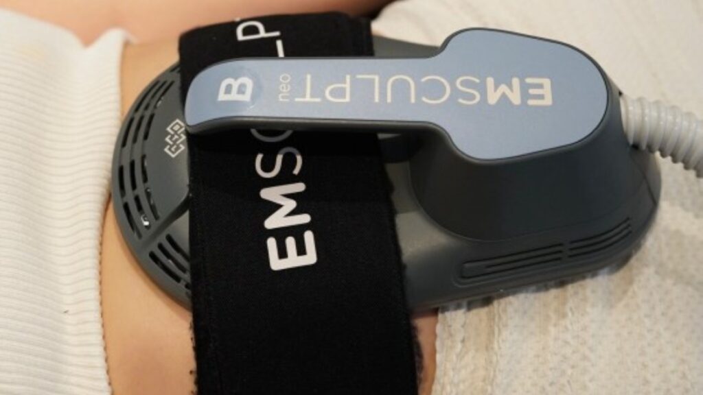 電磁增肌設備固定於腹部進行被動式肌肉刺激，作為減重過程中維持肌肉量的科技輔助方式