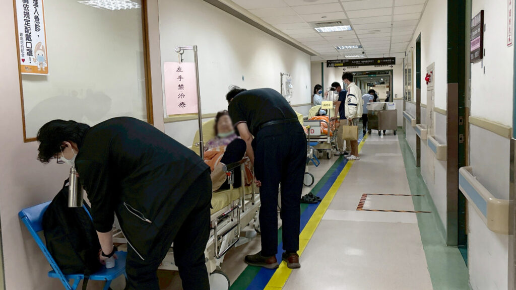 受冷氣團與輻射冷卻影響，全台氣溫驟降，消防署統計顯示，短短 6 天內非創傷性 OHCA 報案已破百例。國泰綜合醫院心血管中心陳玠宇醫師指出，氣溫每下降 1 度，心血管疾病風險約增加 2%，若驟降 5 至 10 度，風險可上升 1 至 2 成。低溫會使血管收縮、血壓升高、血液黏稠度增加，並誘發交感神經亢奮，增加血栓、心律不整與心肌梗塞風險。醫師提醒，寒流期間應密切監測血壓，若出現不適症狀須立即就醫，慢性病患者亦應留意藥物調整。