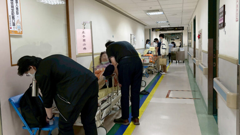 受冷氣團與輻射冷卻影響，全台氣溫驟降，消防署統計顯示，短短 6 天內非創傷性 OHCA 報案已破百例。國泰綜合醫院心血管中心陳玠宇醫師指出，氣溫每下降 1 度，心血管疾病風險約增加 2%，若驟降 5 至 10 度，風險可上升 1 至 2 成。低溫會使血管收縮、血壓升高、血液黏稠度增加，並誘發交感神經亢奮，增加血栓、心律不整與心肌梗塞風險。醫師提醒，寒流期間應密切監測血壓，若出現不適症狀須立即就醫，慢性病患者亦應留意藥物調整。