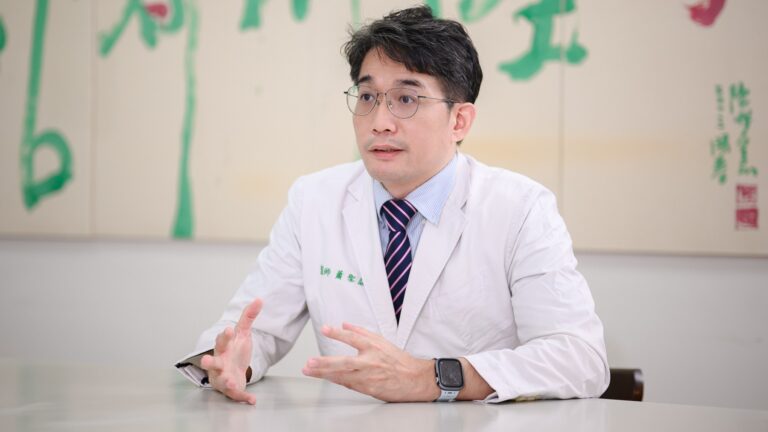 柳營奇美醫院醫師蕭聖諺說明高齡肺癌治療與在地醫療使命