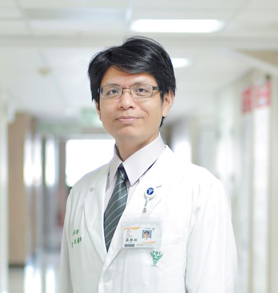 羅勝彬醫師指出，足弓是人體重要的避震器與彈簧。足弓塌陷（扁平足）會導致足底筋膜長期緊繃、引發發炎與走不久；高足弓則因結構僵硬、壓力集中，易導致壓力性骨折。足弓異常不僅造成足部疼痛，壓力向上傳導更可能引發膝、髖關節及下背痛。通常可透過保守療法改善，包括拉筋伸展、肌力訓練及客製化鞋墊，僅極少數需手術，平時可透過弓箭步拉筋與網球按摩放鬆組織，搭配鞋墊強化足部肌力。