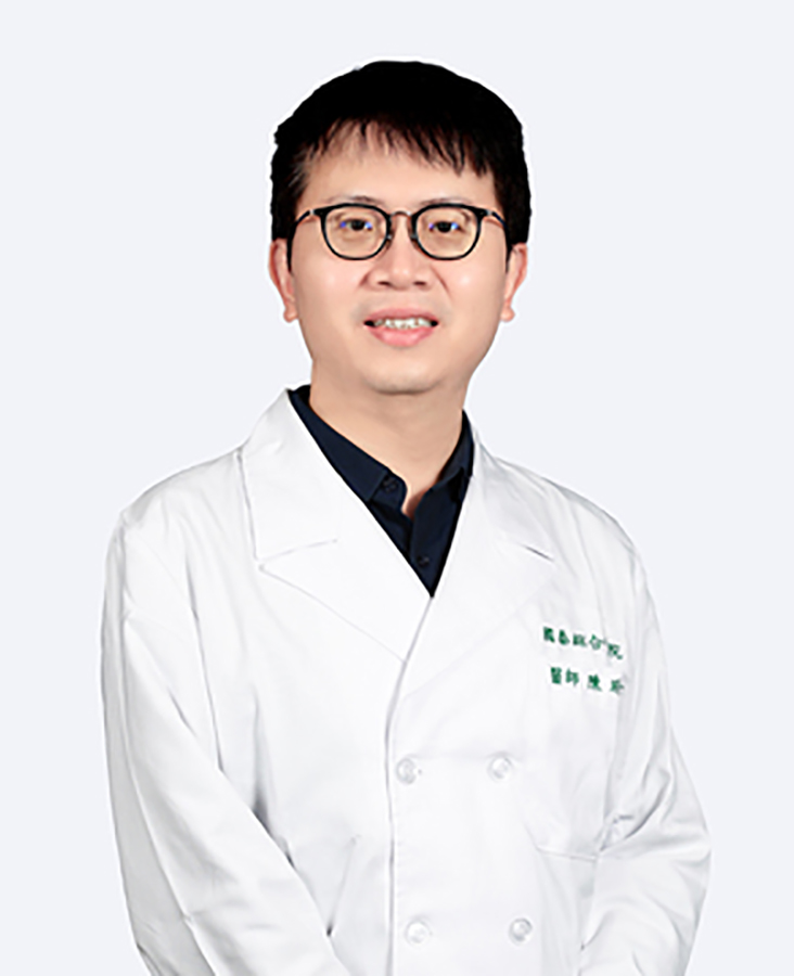 陳玠宇醫師指出，氣溫每下降1度心血管疾病風險約增加2%，若短時間驟降 5至10度，心肌梗塞、中風等事件風險可上升10%至20%。低溫會使血管收縮、血壓急升，血液循環變慢、黏稠度增加，加上交感神經亢奮，皆可能誘發急性血栓與心律不整。若合併呼吸喘、心悸、暈眩或下肢水腫，且症狀持續 5 至 10 分鐘未改善應立即就醫。寒流期間應固定量測血壓、避免冷熱交替與防範呼吸道感染以保護心血管健康。