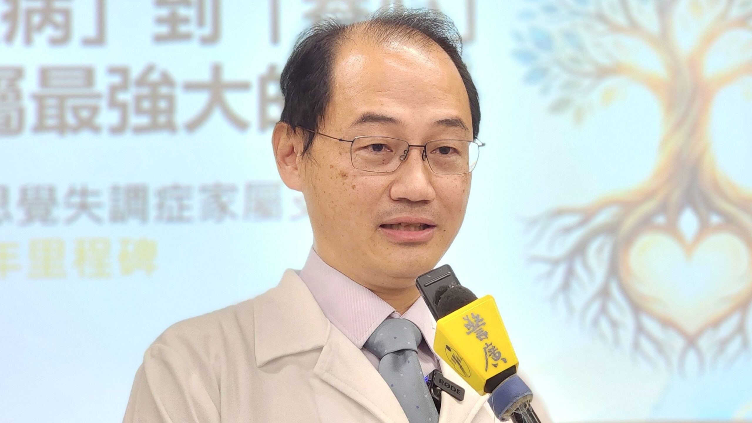 奇美醫院精神醫學部成癮防治科主任張志誠醫師於記者會前接受媒體專訪，說明思覺失調症家屬支持團體十年成果。