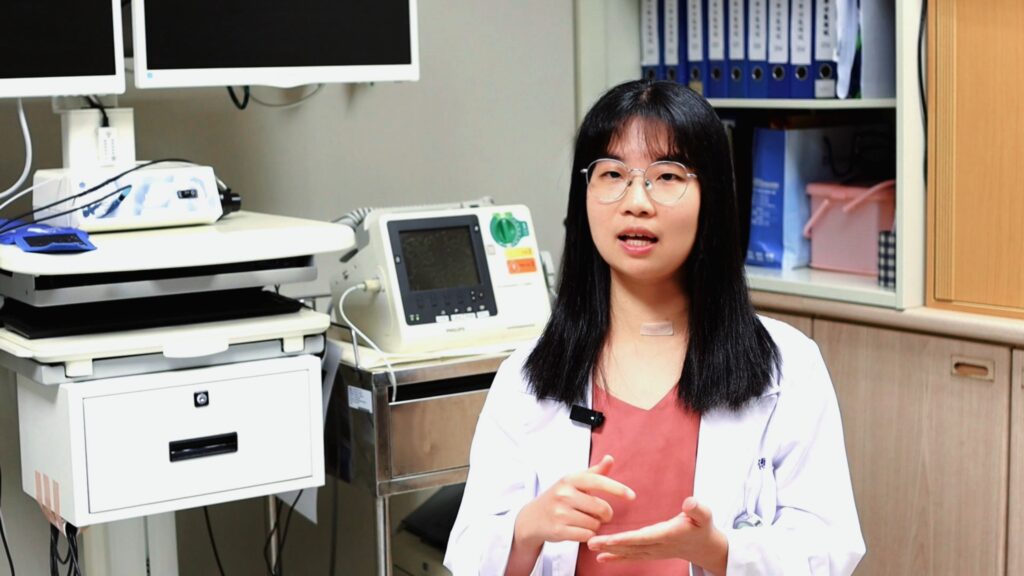 愛跑步容易足底筋膜炎?跑者膝、髂脛束症候群都與足弓異常有關?小腿緊繃易增加筋膜撕裂風險 3 傅于珊醫師進行運動醫學衛教說明,講解核心肌群與臀部肌群訓練的重要性