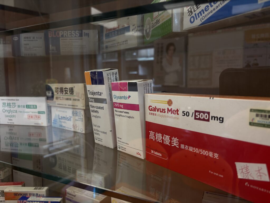 健保藥價調查喊停三年,從缺藥危機看健保結構困境:長期終身用藥人口變多、慢箋釋出與OTC不夠普及 2 各國藥價制度多以市場競爭與學名藥取代率為核心。澳洲透過F1轉F2分類與price disclosure機制調降藥價,並以品牌附加價與藥局誘因促進學名藥使用;日本則以取代率為依據,搭配新藥創出加算與價量連動,讓降價更具預測性並維持供應穩定。台灣未來改革應結合取代率與使用誘因,兼顧價格與供應韌性。