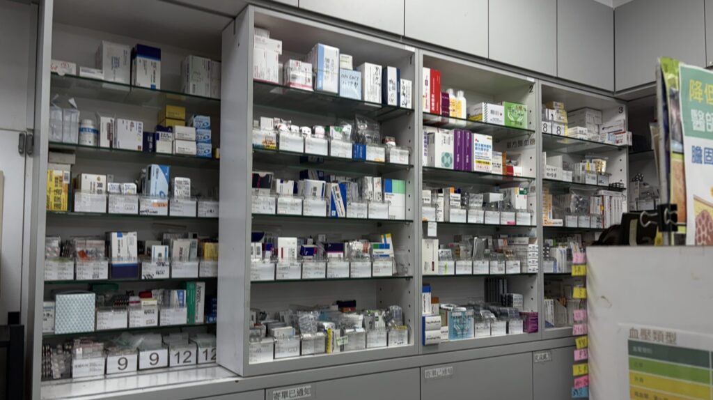 健保藥價調查喊停三年,從缺藥危機看健保結構困境:長期終身用藥人口變多、慢箋釋出與OTC不夠普及 1 健保藥價調查機制牽動藥品給付、原廠藥留台意願與新藥接軌速度,當給付價持續下修、利潤空間壓縮,可能造成原廠藥退出、市場供應中斷,病人也面臨轉藥與治療不確定性,凸顯藥價不得不調卻又不能只靠砍價的制度矛盾。