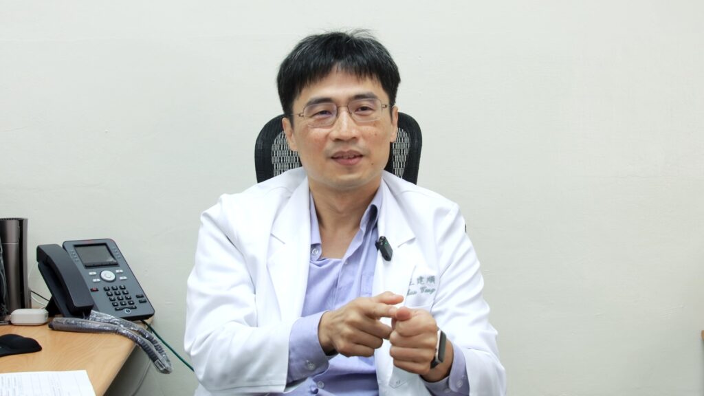王建順醫師說明拇趾外翻形成原因與足部結構變化