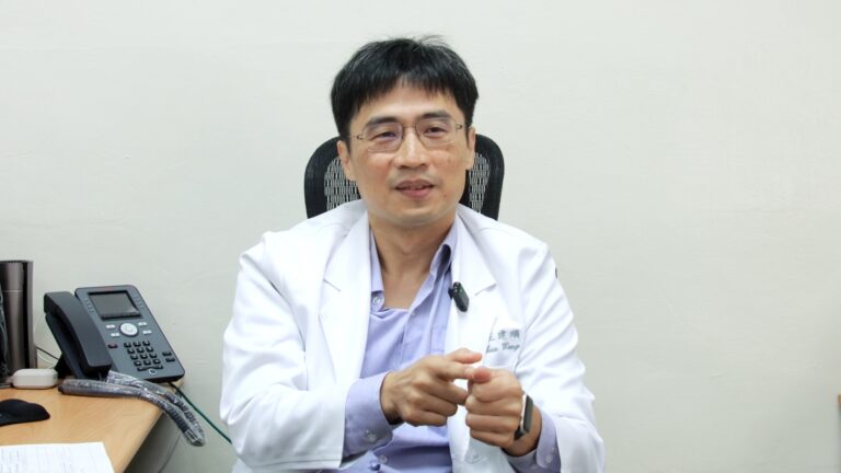 王建順醫師說明拇趾外翻形成原因與足部結構變化