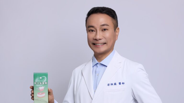 牙醫師示範假牙清潔與穩固配戴的重要性