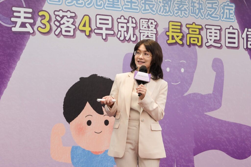 兒童生長遲緩警訊別忽視!把握6–16歲黃金期 長效生長激素成治療新突破 1 台灣精準兒童健康協會發布全台首份【6至18歲兒童及青少年生長狀況與自信發展現況調查】,蘇本華理事長分享近五成家長曾看見孩子因身高或外表出現負面情緒,但主動帶孩子就醫的只有三成,實際接受治療更僅一成出頭。
