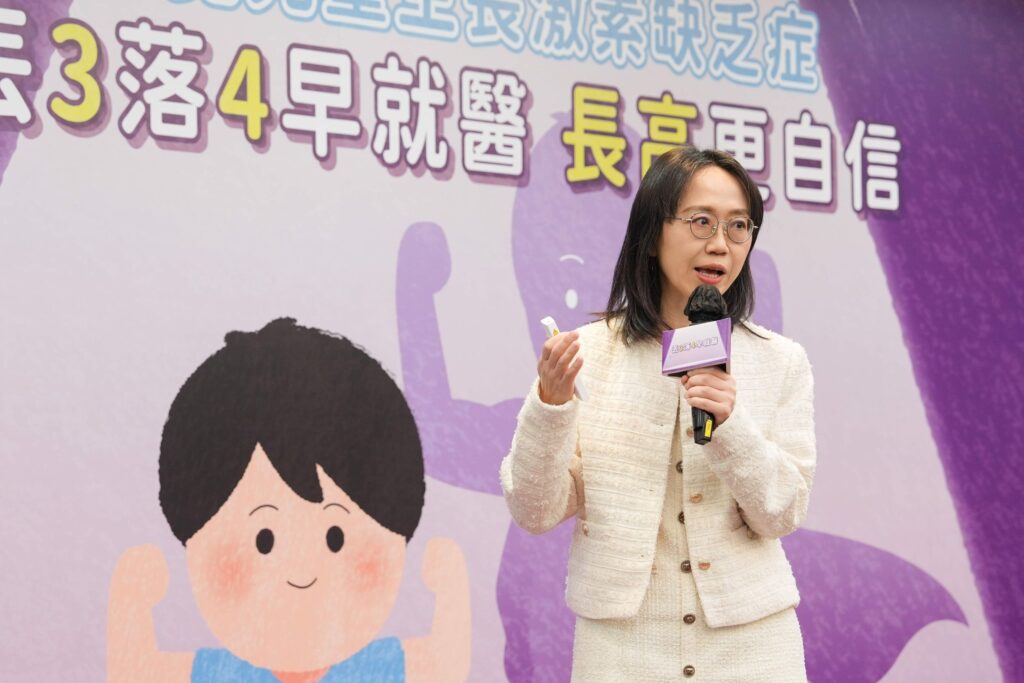 兒童生長遲緩警訊別忽視!把握6–16歲黃金期 長效生長激素成治療新突破 2 台大醫院小兒內分泌科主治醫師童怡靖分享,目前已有新一代長效週打生長激素,疼痛較低且不會產生抗體,有助維持藥效穩定並降低漏藥風險。