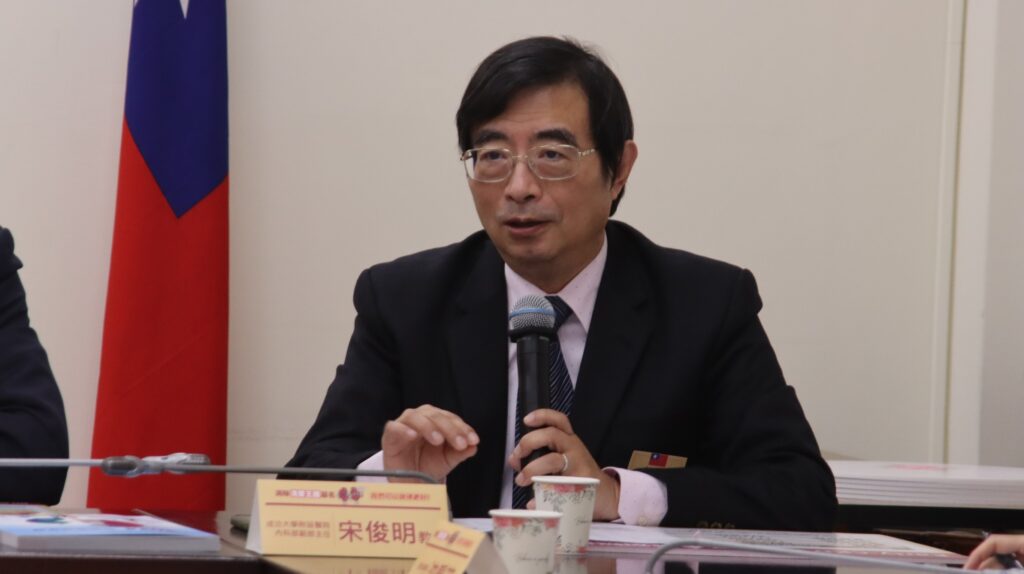 台灣末期腎病發生率全球第一,收案覆蓋率僅48%,洗腎高齡化與「腎臟病無藥醫」錯誤觀念需破除 2 宋俊明醫師於記者會說明腎臟病新藥治療與照護制度問題
