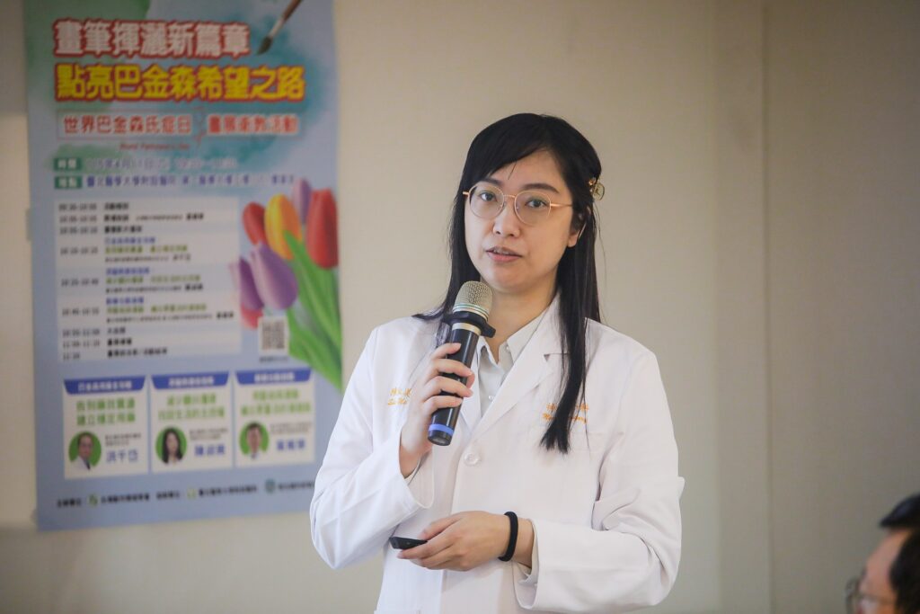 陳淑美醫師說明，深腦刺激術在巴金森氏症中晚期治療角色