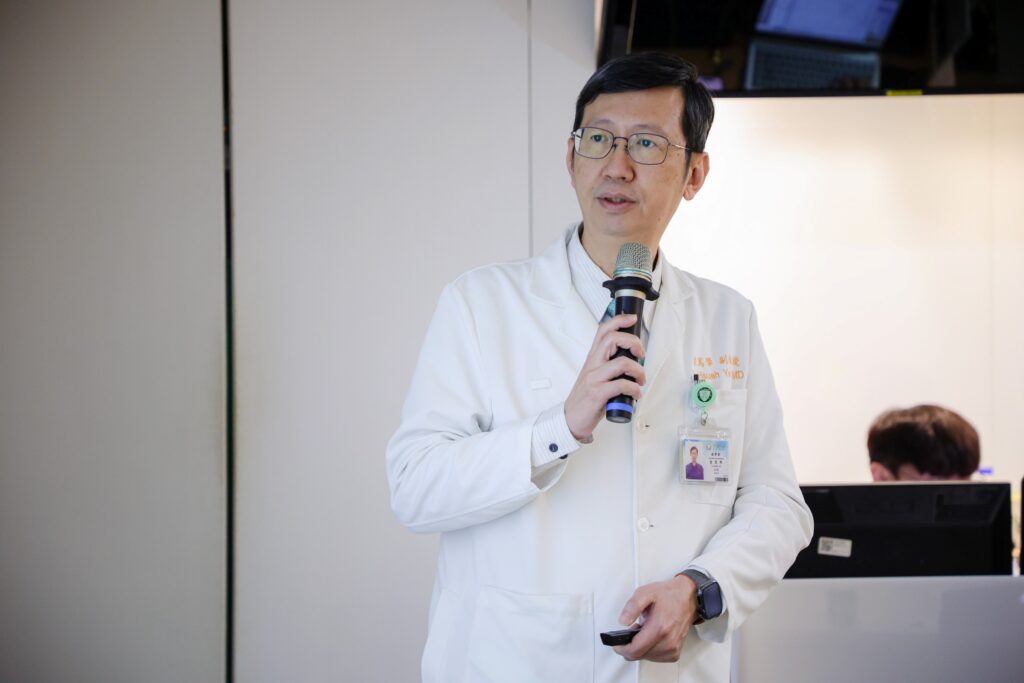 葉篤學醫師說明，巴金森氏症治療需從症狀控制，轉向整體生活品質維持