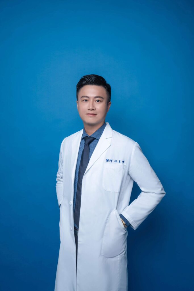 高雄秀傳紀念醫院骨科暨開刀房主任林書樊醫師提醒，下肢功能對維持行動力至關重要，一旦長期臥床或坐輪椅肌肉將快速流失。日常可透過測量小腿圍進行自我檢測，若女性小於33公分、男性小於34公分即有肌少症風險。平時培養重量訓練與步行等規律運動習慣以預防肌肉骨骼退化，若有異常疼痛應及早尋求專業骨科協助，透過正確診斷以安排適當介入。