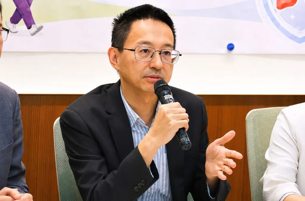 新冠篩檢給付僅150點、只有流感一半!基層籲調升點值 社區一站式診治守住高風險族群 4 疾管署署長羅一鈞說明新冠陽性監測與基層診所補助方向