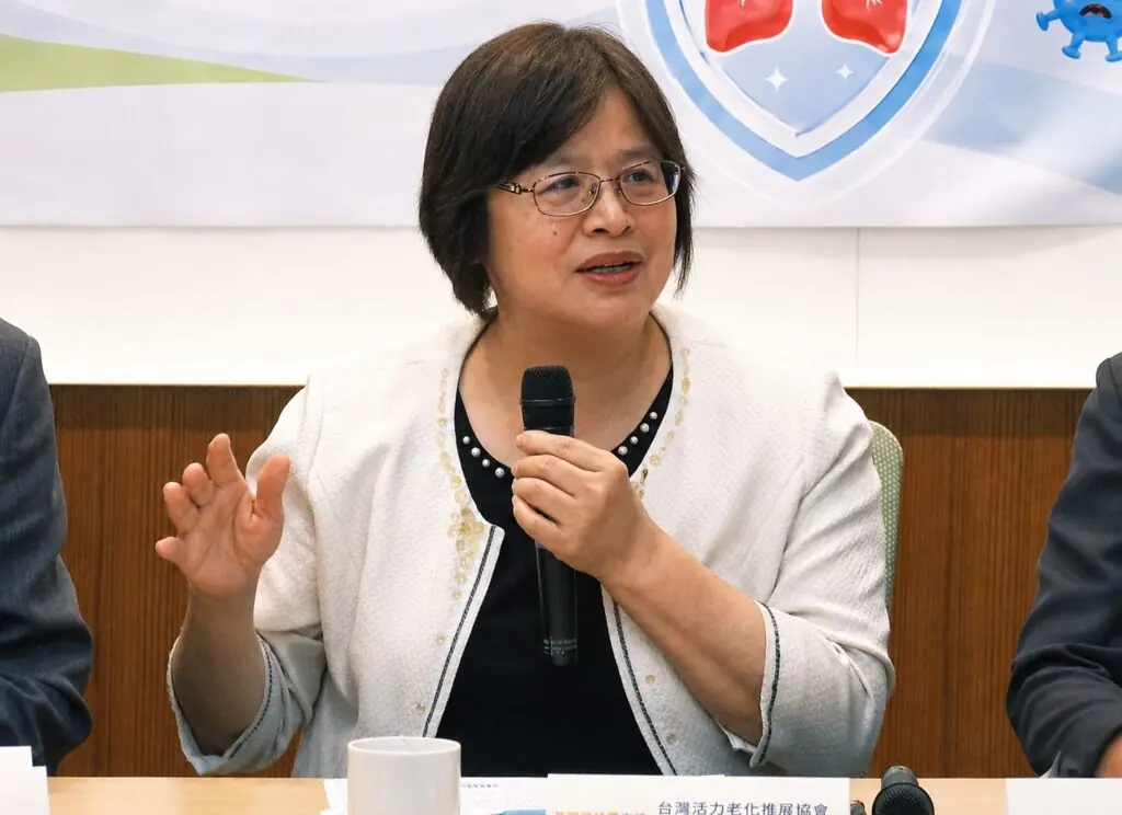 新冠篩檢給付僅150點、只有流感一半!基層籲調升點值 社區一站式診治守住高風險族群 2 台灣活力老化推展協會理事長吳玉琴說明呼吸道感染與基層醫療量能