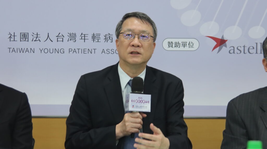 同癌不同命不只是不同癌別本身的預後差異，也反映癌症病人能否及早接受診斷、取得創新治療及負擔醫療費用。癌症連續43年位居國人十大死因首位，總統府健康台灣推動委員會委員沈延盛指出，乳癌、肺癌近年受惠於篩檢、標靶藥物與免疫治療，存活率逐步提升，但胰臟癌、膽管癌等癌別仍面臨早期診斷困難及新藥可近性不足。台灣癌症新藥引進與國際約有1.5至2年落差，加上醫學中心及高階治療資源多集中於北部都會區，偏鄉病人還可能受到交通、體力、語言及照護支持不足影響。未納入健保的創新療法，自費負擔可能高達200萬至300萬元，使弱勢病人面臨「財務毒性」。沈延盛建議推動平行審查、暫時性支付、本土臨床試驗保障條款及擴大NGS健保給付，讓癌症照護從形式上的平等，走向依病人需求提供資源的健康公平。