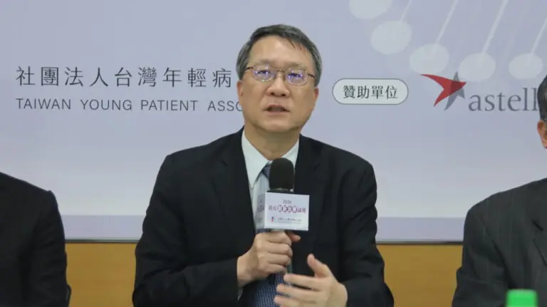 同癌不同命不只是不同癌別本身的預後差異，也反映癌症病人能否及早接受診斷、取得創新治療及負擔醫療費用。癌症連續43年位居國人十大死因首位，總統府健康台灣推動委員會委員沈延盛指出，乳癌、肺癌近年受惠於篩檢、標靶藥物與免疫治療，存活率逐步提升，但胰臟癌、膽管癌等癌別仍面臨早期診斷困難及新藥可近性不足。台灣癌症新藥引進與國際約有1.5至2年落差，加上醫學中心及高階治療資源多集中於北部都會區，偏鄉病人還可能受到交通、體力、語言及照護支持不足影響。未納入健保的創新療法，自費負擔可能高達200萬至300萬元，使弱勢病人面臨「財務毒性」。沈延盛建議推動平行審查、暫時性支付、本土臨床試驗保障條款及擴大NGS健保給付，讓癌症照護從形式上的平等，走向依病人需求提供資源的健康公平。