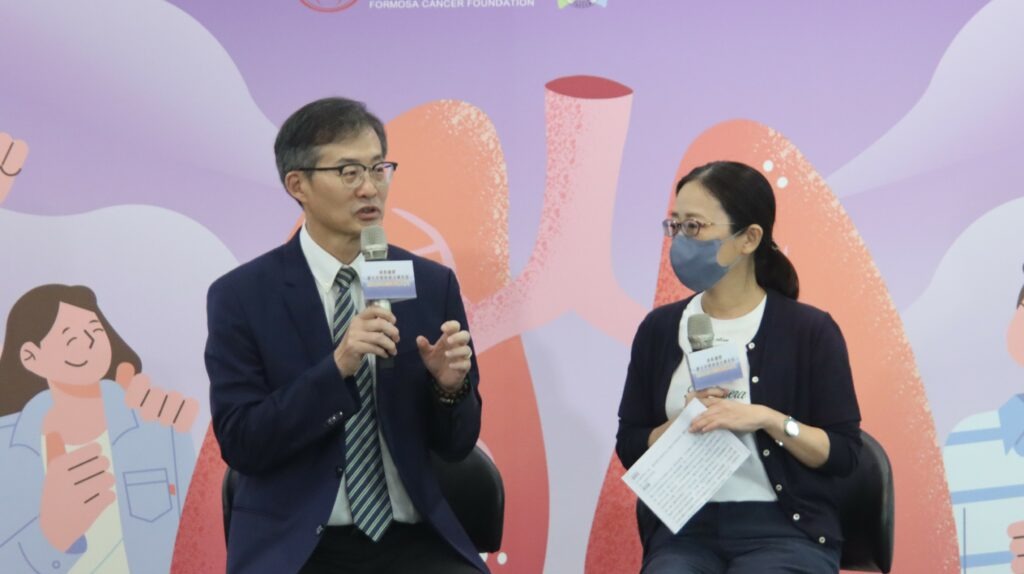 開刀後仍有復發風險,早期肺癌下一關「術後輔助治療」待接軌國際,第三代標靶藥物輔助降低復發、延長存活 5 早期肺癌患者即使沒有吸菸史、家族史或明顯環境暴露,仍可能在檢查中意外發現肺腺癌。林小姐因商業保險得以負擔三年超過300萬元的術後標靶費用,她盼健保早日納入給付,讓沒有足夠保險保障的高復發風險患者也能接受治療。攝影/郭家和