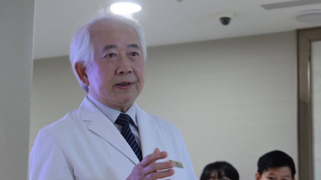 呂紹睿醫師說明退化性膝關節炎與膝關節內側摩擦風險