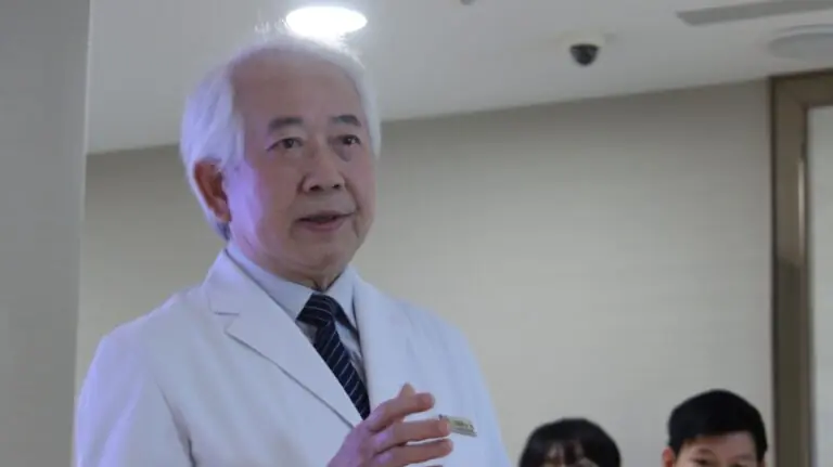 醫師說明退化性膝關節與內側摩擦風險