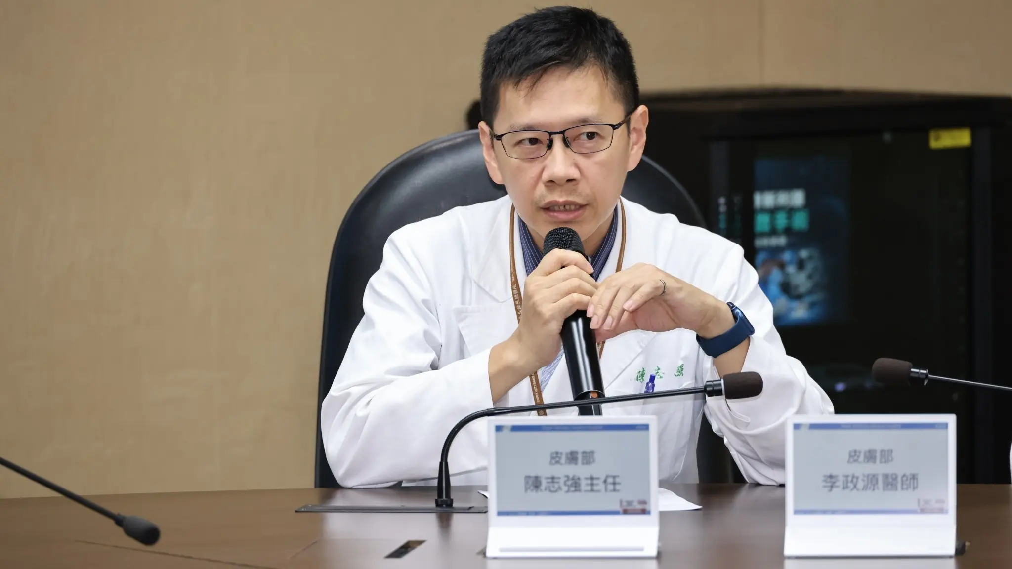 臺北榮民總醫院皮膚部主任陳志強說明緩慢莫氏顯微手術治療皮膚癌