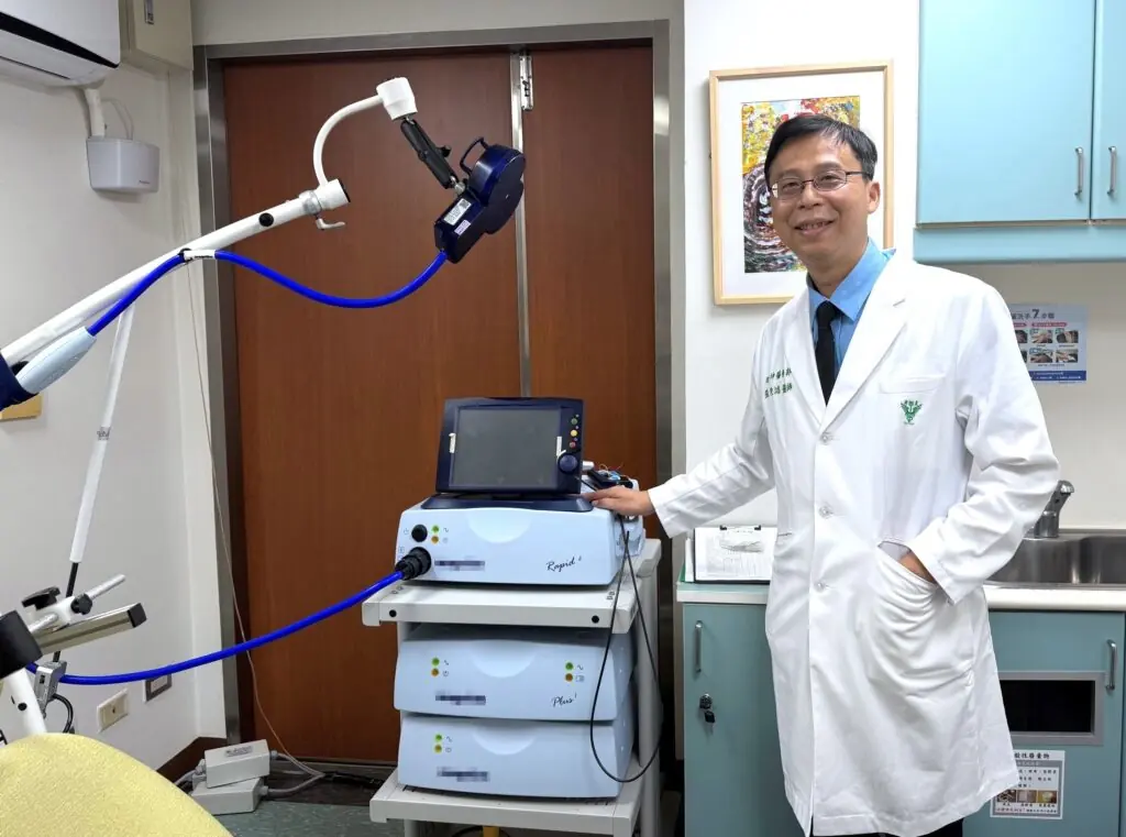 難治型憂鬱症治療新突破?鼻噴劑合併加速型iTBS,一週降低自殺意念 3 張俊鴻醫師介紹難治型憂鬱症加速型iTBS治療設備