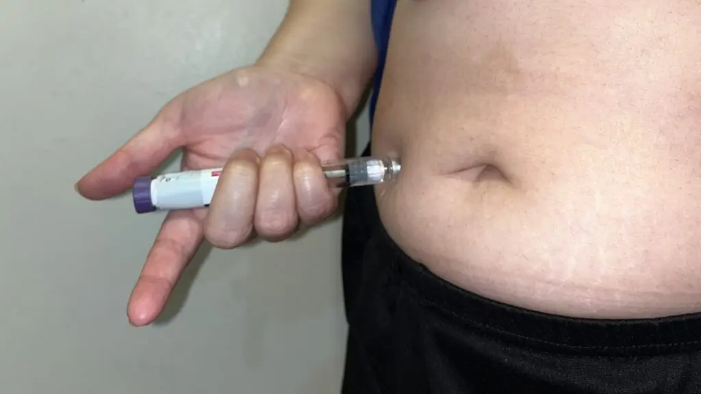 腹部進行皮下注射操作，提醒減重期間除追蹤體重，也要留意肌力、活動能力與蛋白質攝取