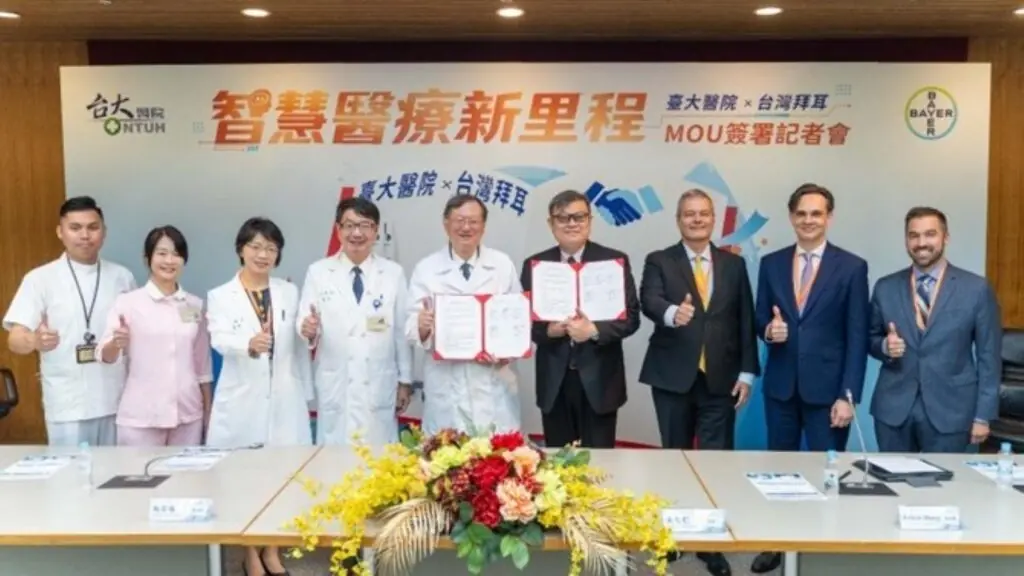 臺大醫院與台灣拜耳代表於合作記者會合影，推動電腦斷層智慧給藥照護模式