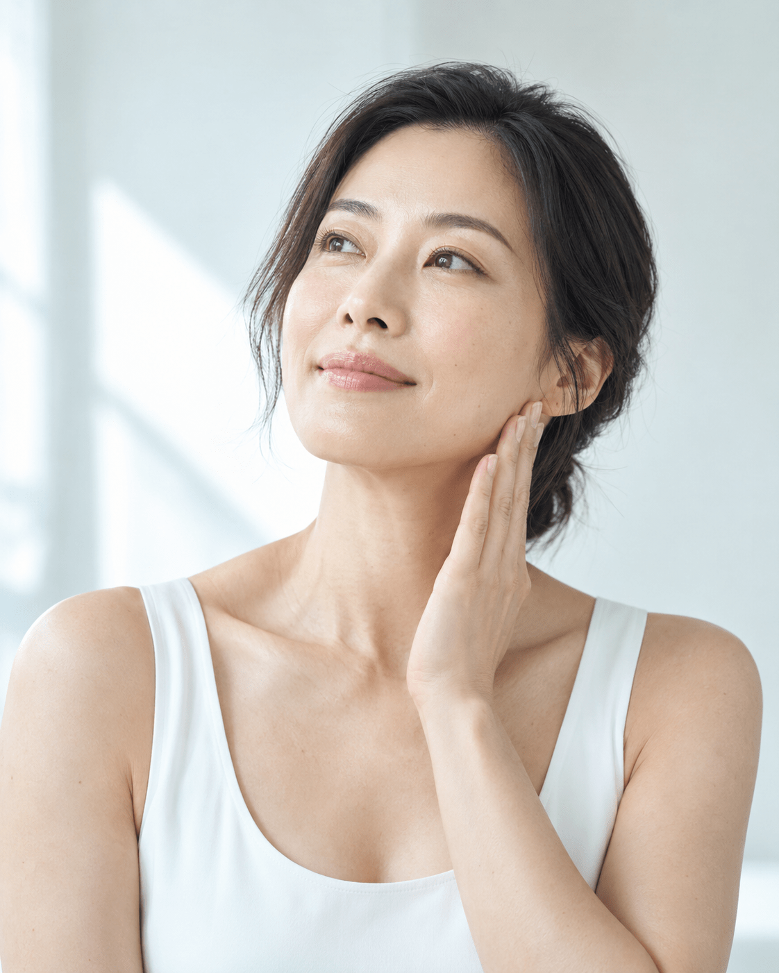 亞洲女性進行日常肌膚保養
