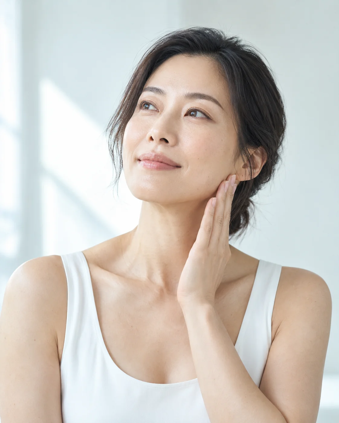 亞洲女性進行日常肌膚保養