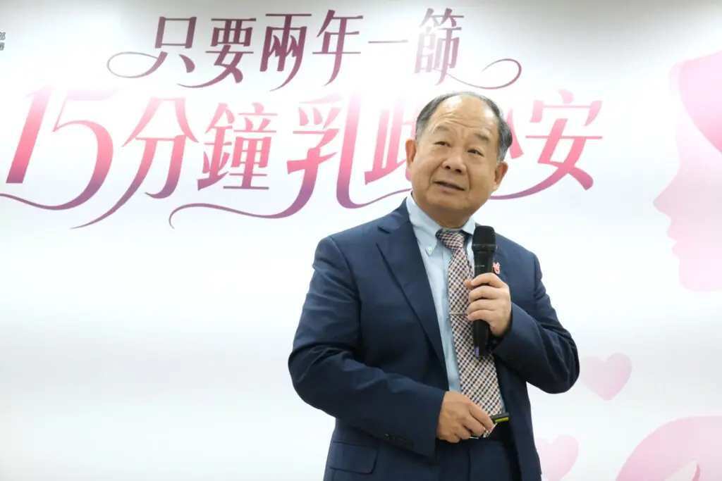 乳癌別等摸到腫塊 40至74歲每2年免費乳房X光攝影檢查,篩檢發現病例逾6成屬早期 1 台灣乳房醫學會理事長陳芳銘參與宣導,乳房X光攝影可協助發現早期乳癌影像線索。