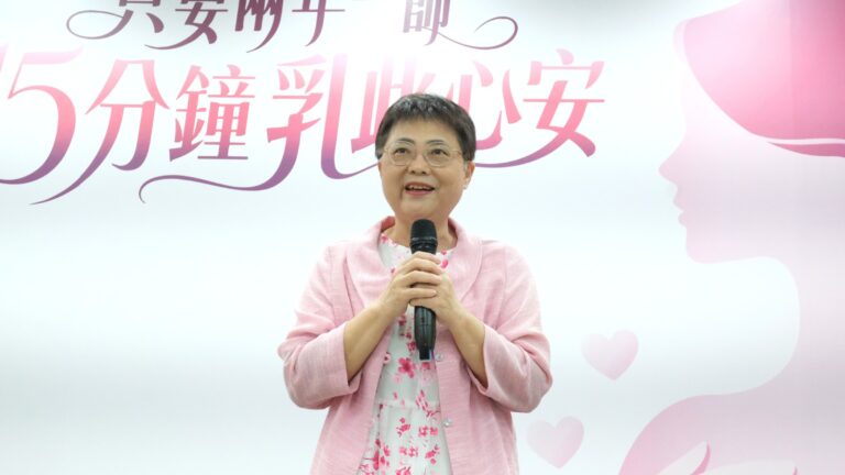中華民國乳癌病友協會理事長黃淑芳出席乳癌篩檢宣導，40至74歲女性每兩年可免費接受乳房X光攝影檢查。