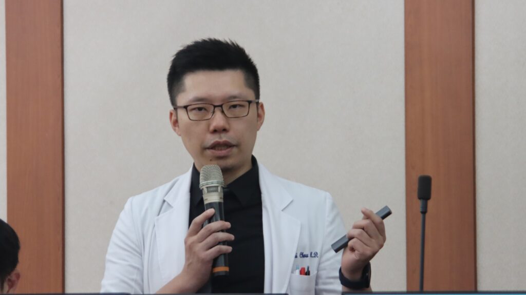 臺北榮總眼科部主治醫師周昱百說明脈絡膜黑色素瘤診斷與治療