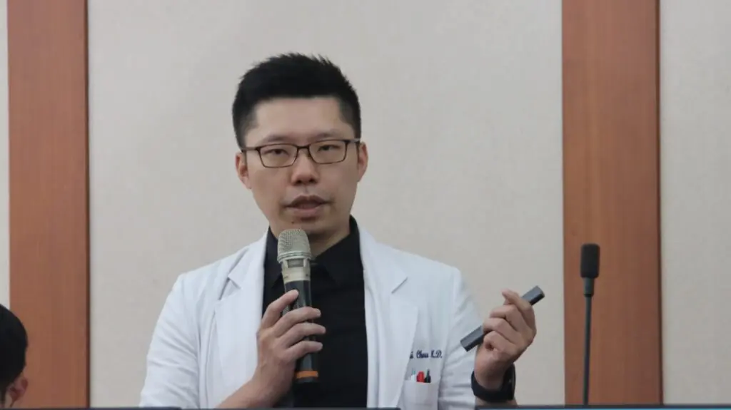 臺北榮總眼科部主治醫師周昱百說明脈絡膜黑色素瘤診斷與治療