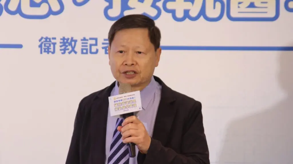 台灣感染症醫學會理事長張峰義說明新冠疫苗與流感疫苗接種