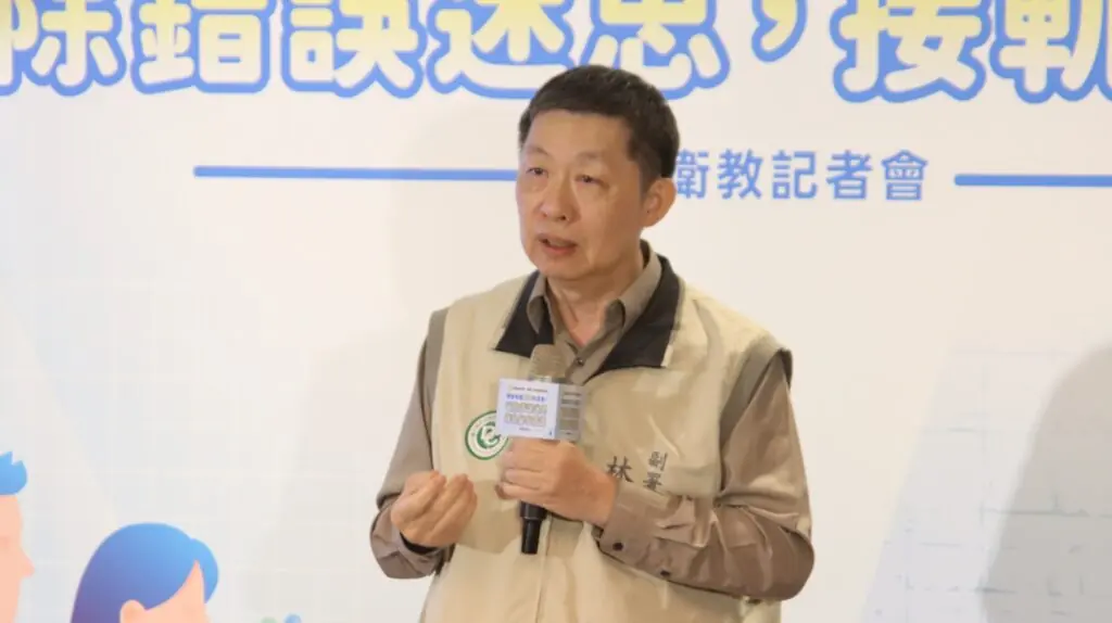 疾管署副署長林明誠說明長者新冠疫苗接種與致癌迷思