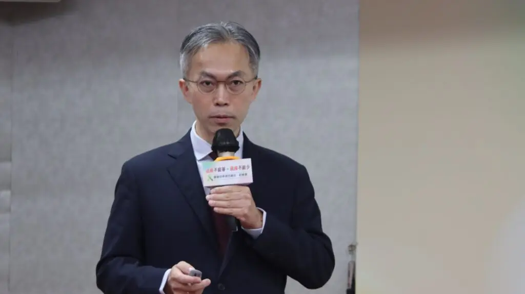 中華民國血液病學會秘書長黃泰中醫師說明DLBCL治療與家庭負擔
