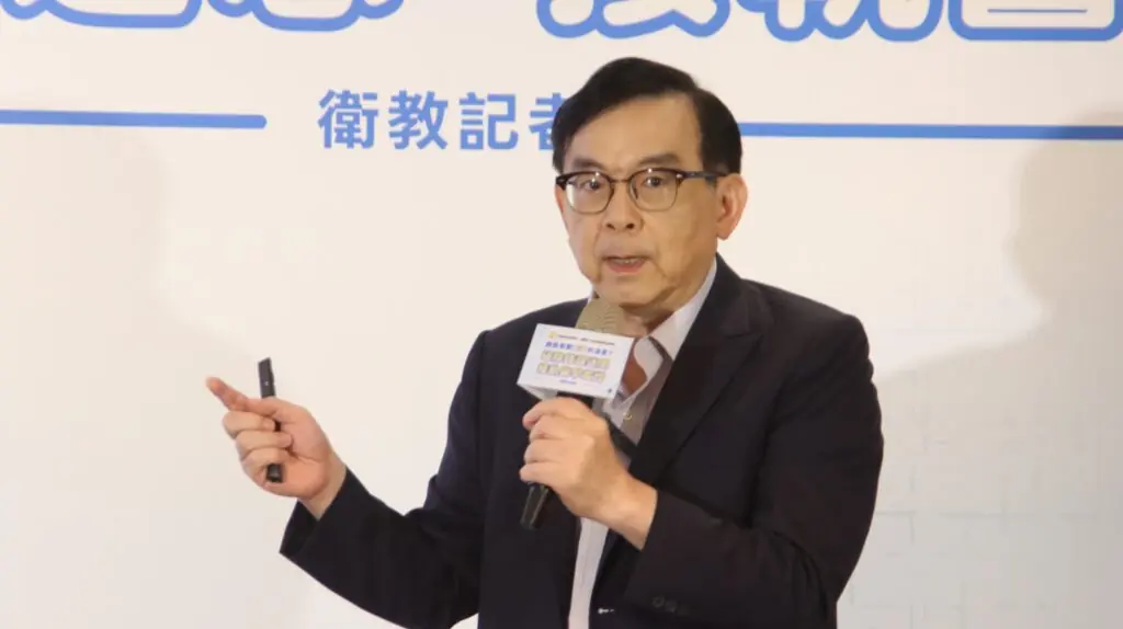 臺大醫院特聘教授黃立民說明新式mRNA疫苗安全性與保護力