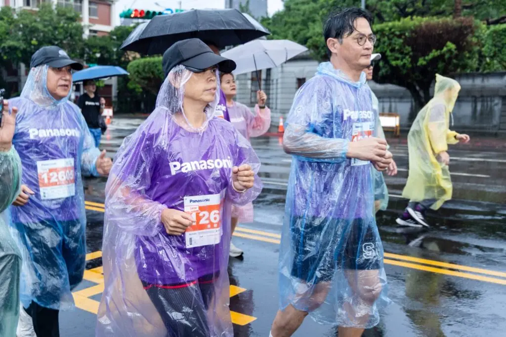 盧女士在全膝關節置換術後近一年，由先生與盧永昌主任陪伴，以健走參與3公里活動。