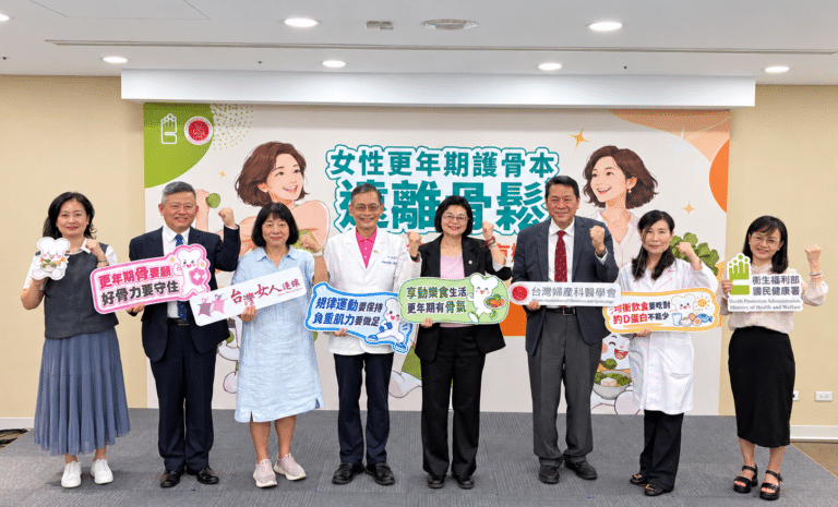 女性骨質疏鬆不應等到更年期才開始預防，國內約每10名女性就有1人罹患骨質疏鬆症，65歲以上更增加為每6人約1人。女性骨質通常在35歲左右達高峰後逐漸下降。簡文仁物理治療師建議，提早透過負重、阻力與平衡運動，並留意鈣質、維生素D與蛋白質攝取，從中年開始累積骨本。